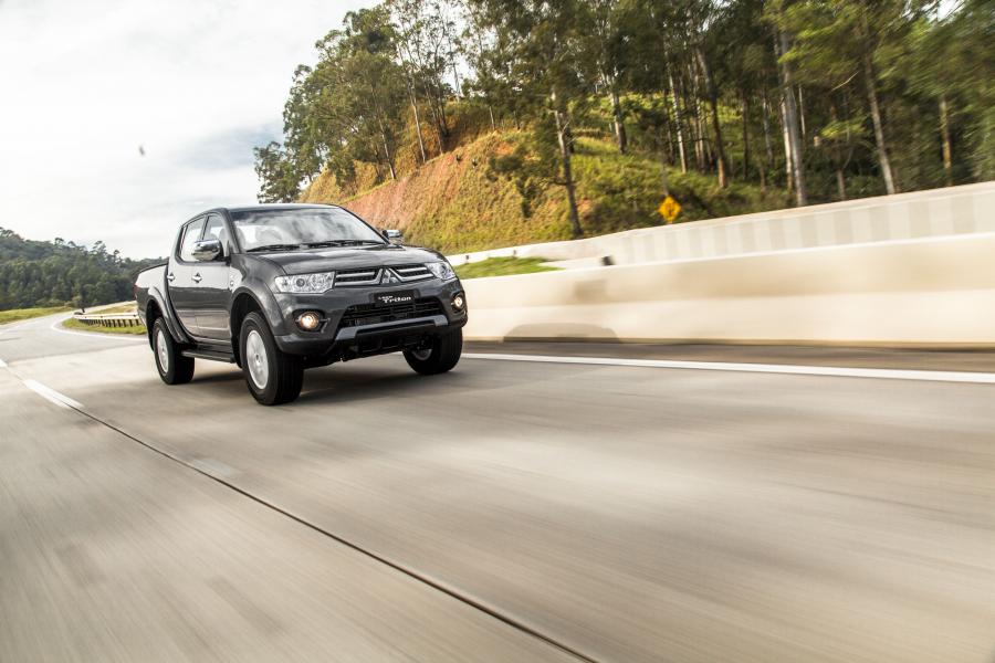  Mitsubishi L200 Triton HLS Chrome Edition 2015 года  (фото 23 из 24)